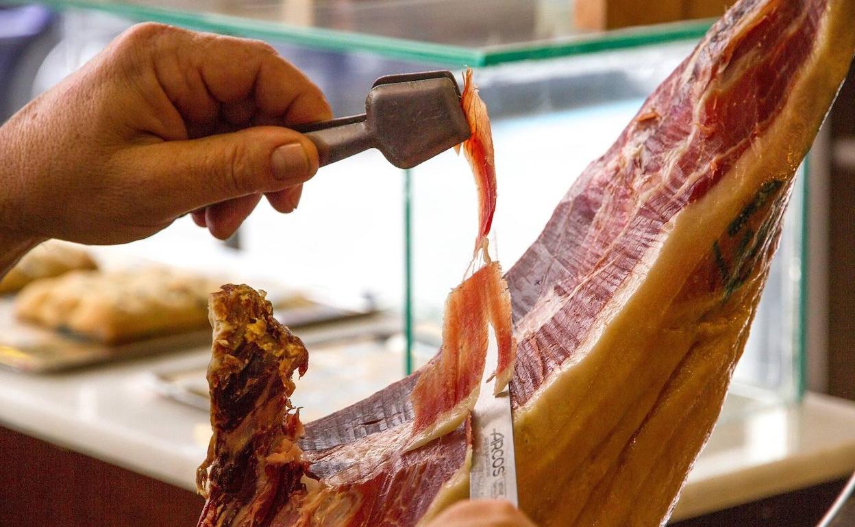 El Gobierno excluye al aceite de la lista de alimentos perjudiciales pero no al jamón