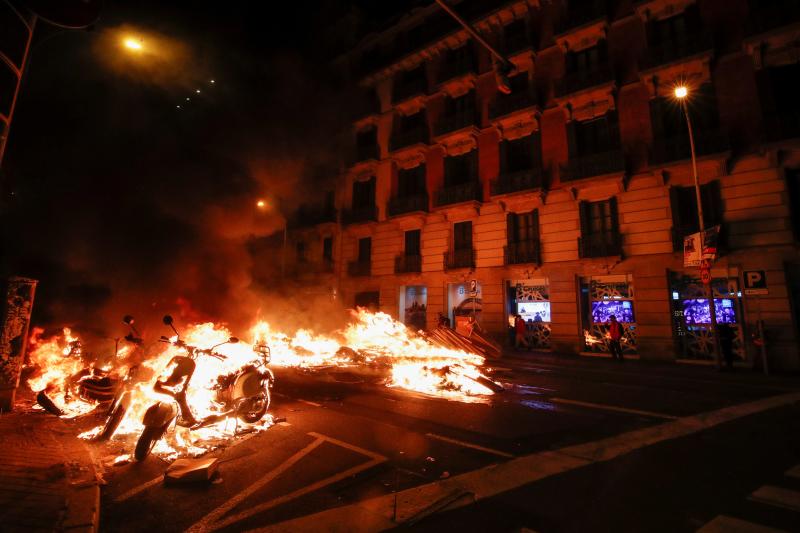 Motos y contenedores ardiendo por las calles de Barcelona.