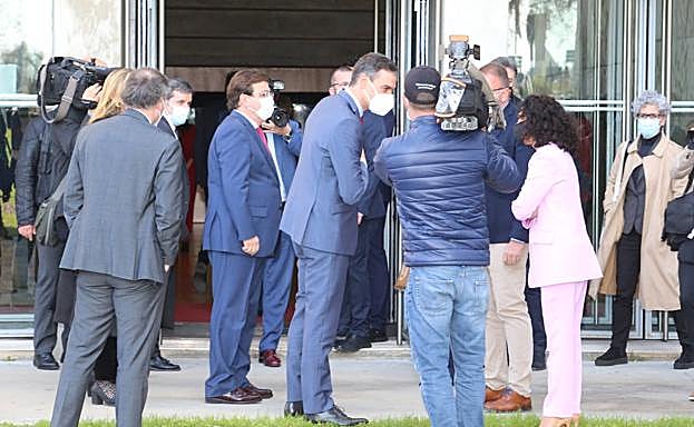 Pedro Sánchez y Guillermo Fernández Vara llegan al Palacio de Congresos de Mérida. 