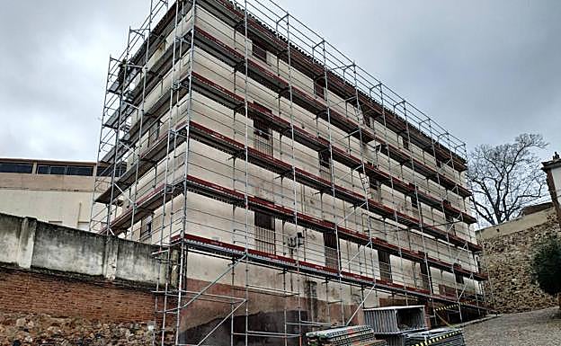 Fachada del edificio de las Trinitarias que da al Barrio de San Antonio.