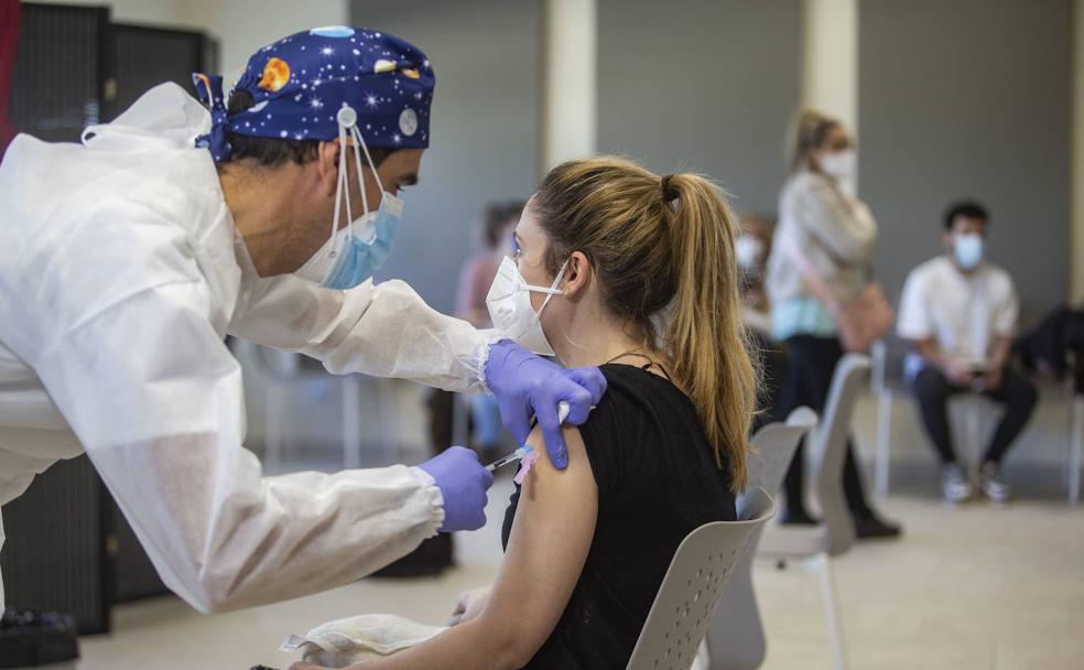 Un enfermero administrando una dosis de AstraZeneca en el Hospital Universitario de Cáceres. 