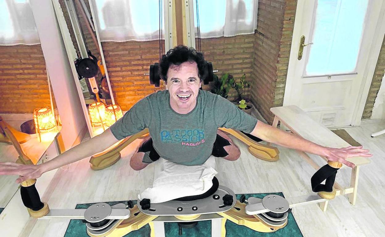 El comediante aragonés seejercita con el gyrotonic, «una mezcla de pilates,kung-fu y yoga», describe.