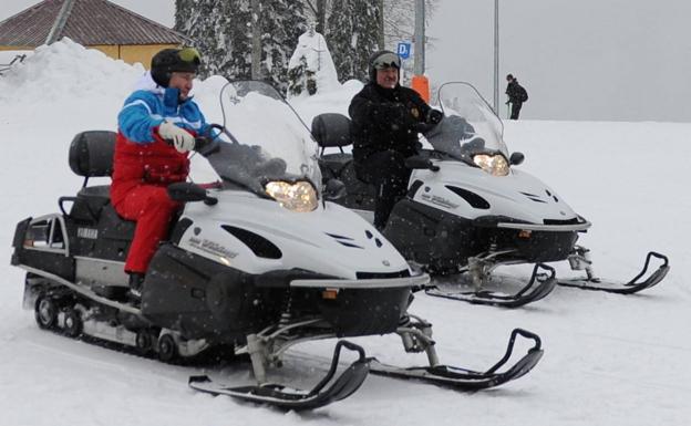 Putin y Lukashenko aprovecharon su encuentro en Sochi para montar en motos de nieve.