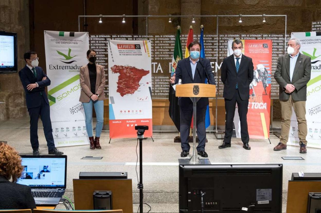 Fernández Vara durante su intervención junto a Javier Guillén, Miguel Ángel Gallardo, Carlos Carlos y Nuria Flores. 