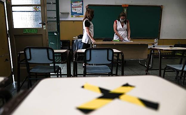 Extremadura vacunará a 16.000 docentes y no docentes menores de 55 años de colegios e institutos