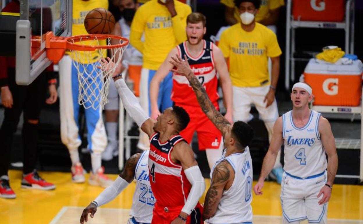 Una acción del partido entre los Lakers y los Wizards. 