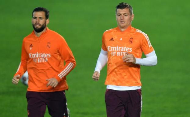 Nacho y Kroos se ejercitan en el escenario del duelo contra el Atalanta. 