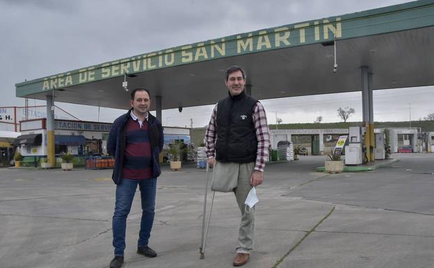 Luis Fuster yJorge Sánchez Martín y esperan que los camioneros usen su estación de servicio. 