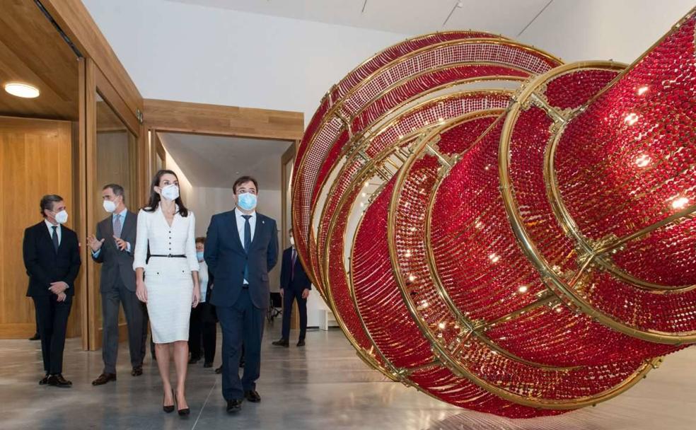 Don Felipe y doña Letizia estuvieron acompañados durante la inauguración del Museo por el presidente de la Junta, Fernández Vara, y el ministro de Cultura, Rodríguez Uribes. El arquitecto Emilio Tuñón fue el encargado de explicar las características del nuevo edificio que alberga la colección de Helga de Alvear, con la que los monarcas se mostraron muy cariñosos