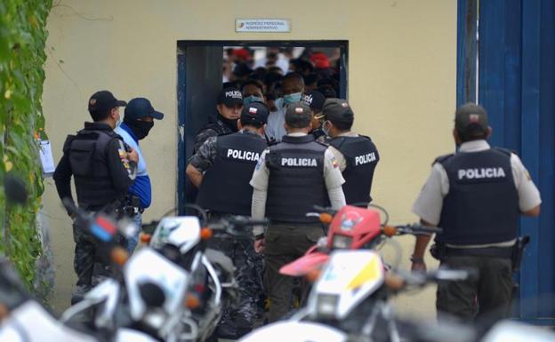Policías ingresan al Centro de Rehabilitación Social de Guayas durante un amotinamiento, en Guayaquil. / 