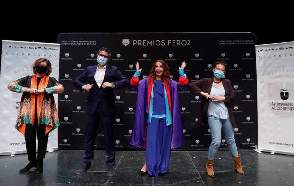 Victoria Abril, sin mascarilla, junto al alcalde de Alcobendas, Rafael Sánchez Acera, la concejala de Cultura, Rosario Tamayo, y la presidenta de la Asociación de Informadores de Cine, María Guerra.