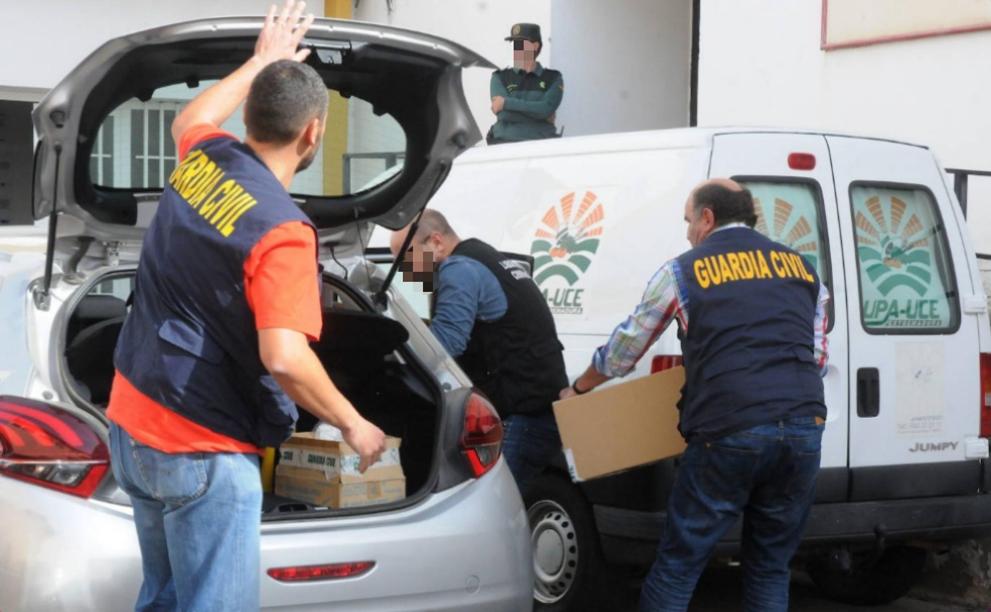 La Guardia Civil requisa documentación tras el registro de la sede de UPA en noviembre de 2016.