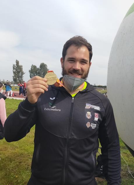 Imagen - Cienfuegos, con la medalla. Foto: PAKOPÍ