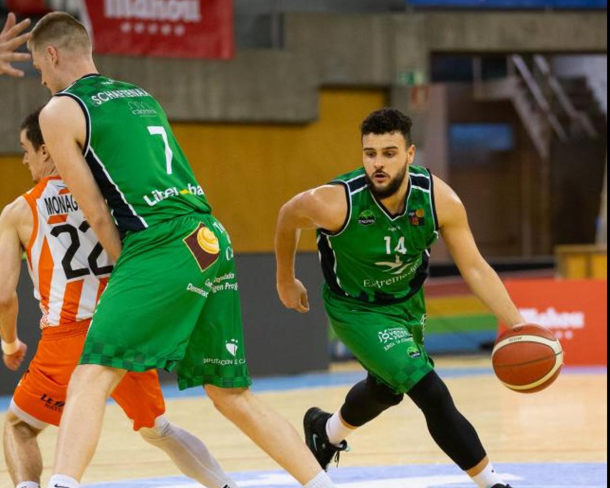 Ferán Ventura busca el bloqueo para entrar a canasta. 