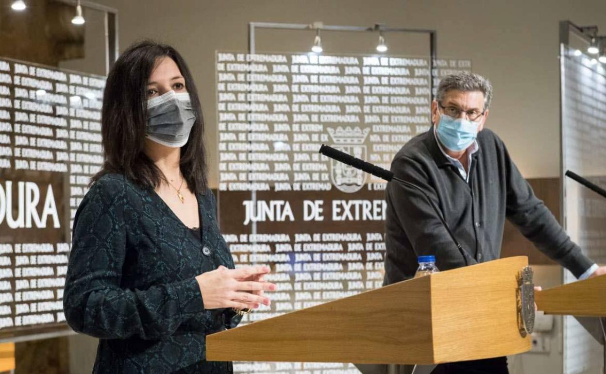 La consejera de Educación, Esther Gutiérrez, a la izquierda, en una comparencia de prensa reciente. 