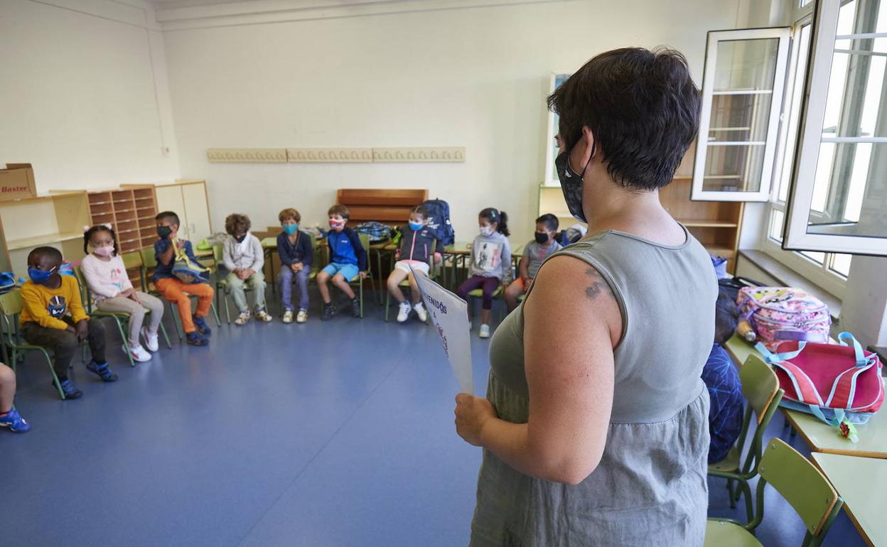 Una maestra durante el inicio de un curso escolar. 