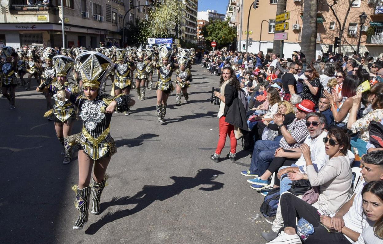 Numeroso público disfrutando del desfile de Carnaval de 2020. 