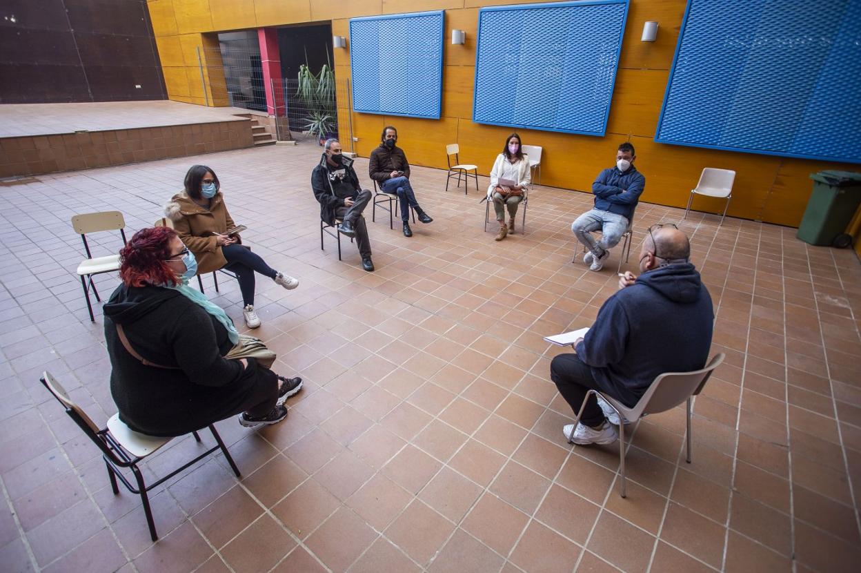 Representantes de asociaciones del distrito Sur se reunieron ayer para consensuar sus propuestas. 