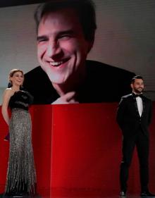 Secondary image 2 - Above, Patricia López Arnaiz receives the Goya for best actress from Emma Suárez and Marisa Paredes.  Below, José Coronado presents the award for best leading actor to Mario Casas;  Alberto San Juan receives the award for best supporting actor for 'Sentimental'.