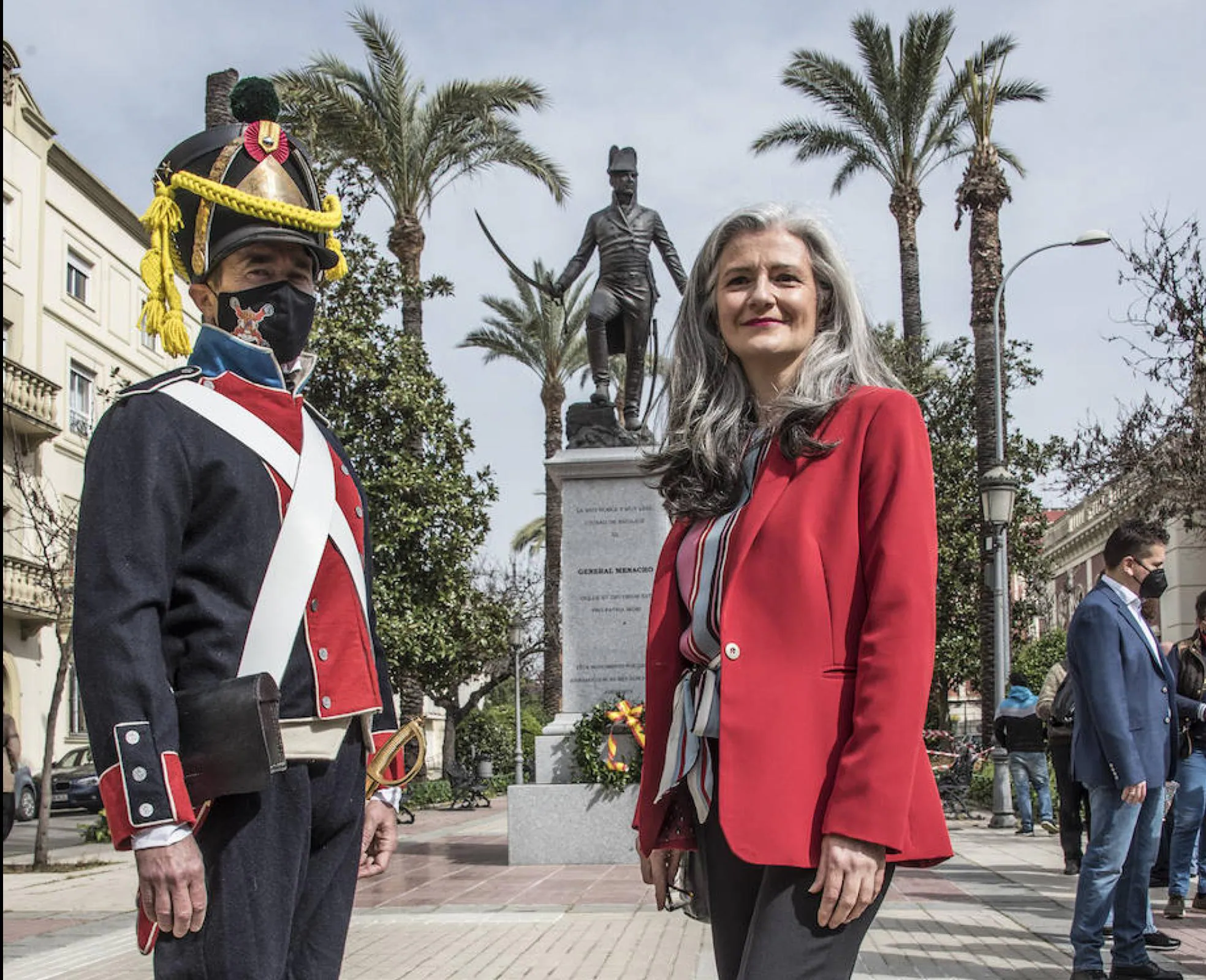 Lourdes Torres con un recreador junto a la estatua de Menacho. 