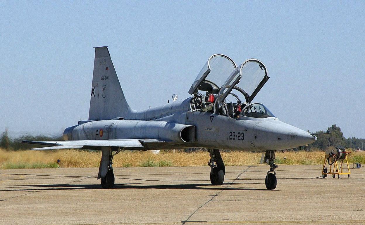 Un F-5 en la Base Aérea de Talavera la Real. 