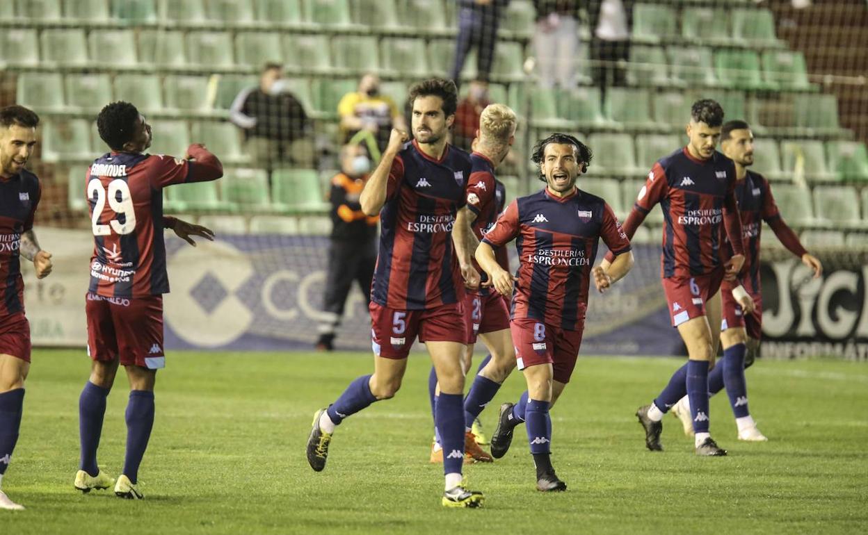 El azulgrana Fran Cruz celebra el 0-1 de su equipo.