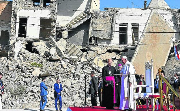 El papa Francisco llega a la iglesia de la Sagrada Concepción, al norte de Mosul.