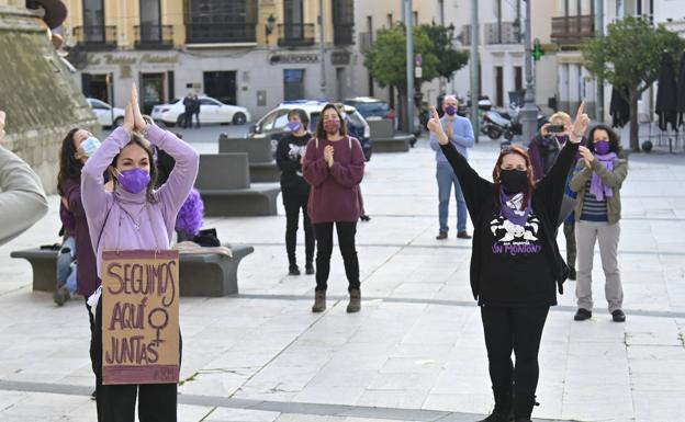 Concentración de mujeres, manteniendo la distancia, de la pltaforma (M delante del Ayuntamiento de Badajoz.