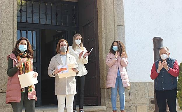 Entrega del primer premio en la categoría de poesía que ha recaído en María Isabel Lara Delgado 