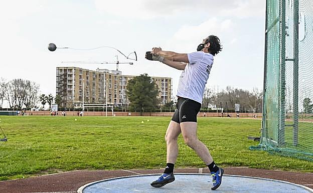 Lanzamiento durante un entrenamiento de Luis García Doncel.