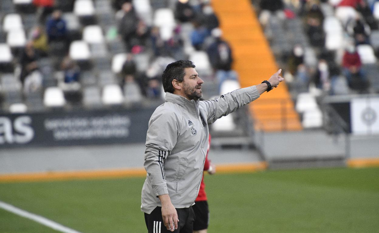 Fernando Estévez da instrucciones a sus jugadores en el partido ante el Talavera. 