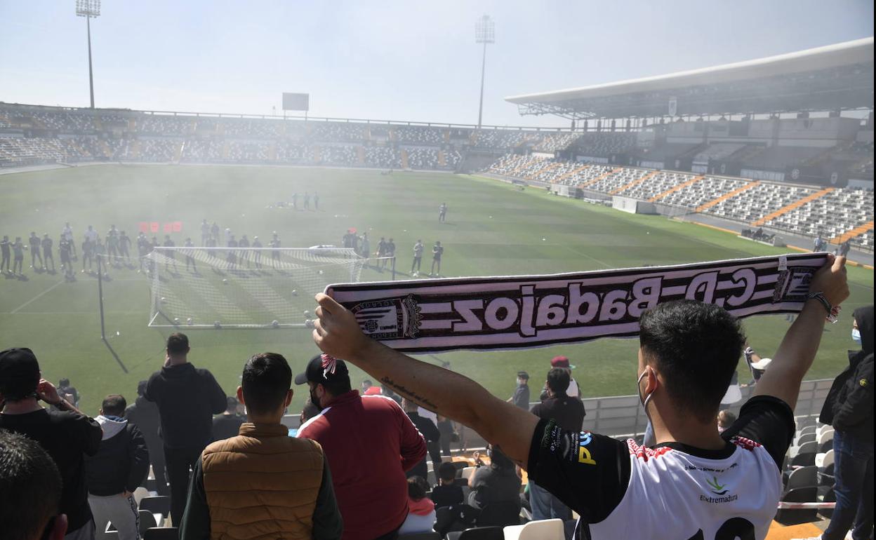 La afición del Badajoz arropó al equipo el sábado en la última sesión de entrenamiento antes del derbi con el Mérida. 