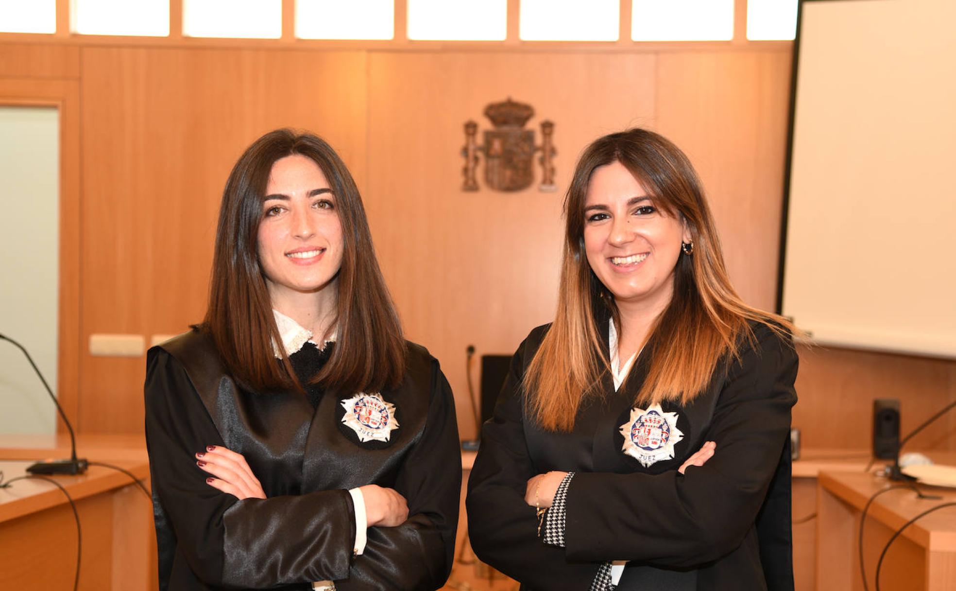 Marisa Grande (izquierda) y Clara Arroyo, en una sala de vistas de los juzgados de Plasencia. 