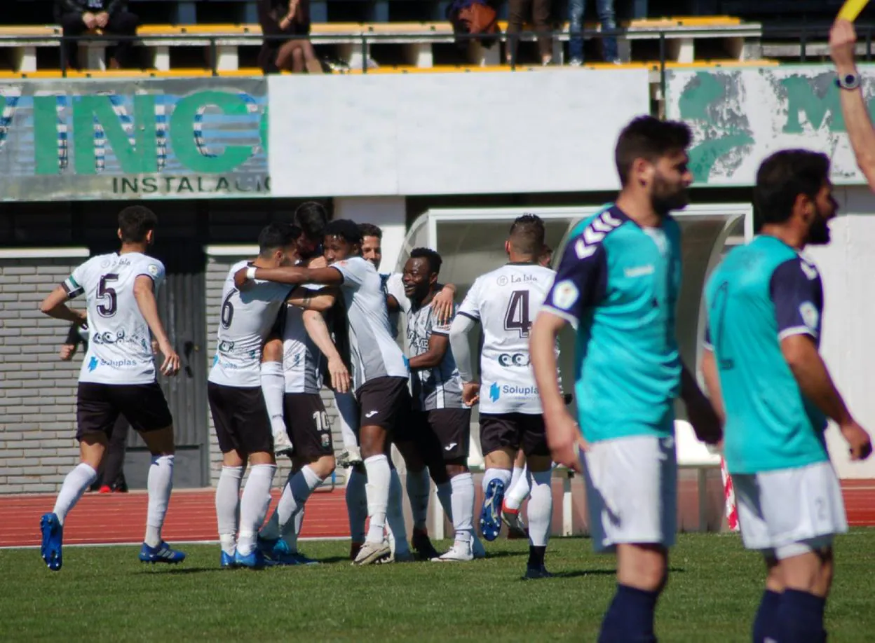 Los jugadores de la UP Plasencia celebran el 1-0 de Aarón. 