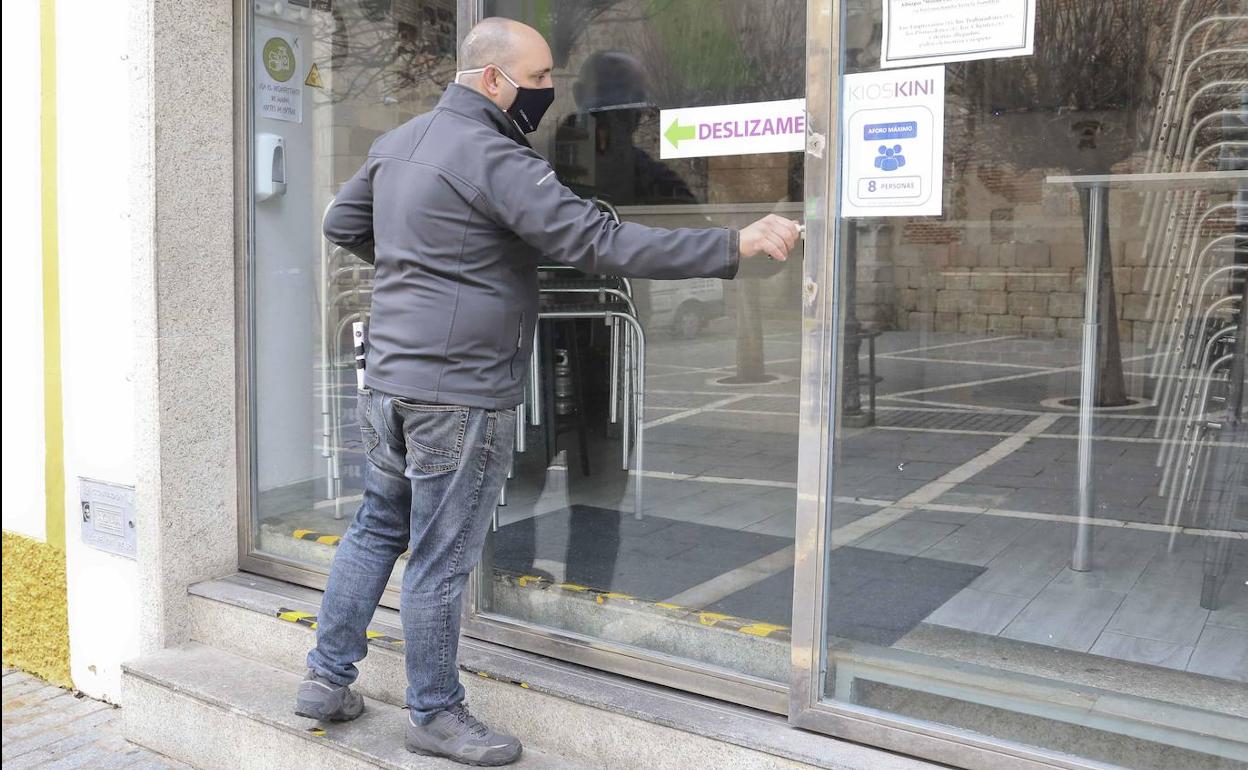 Un hostelero de Mérida cierra su bar por la caída de actividad. 