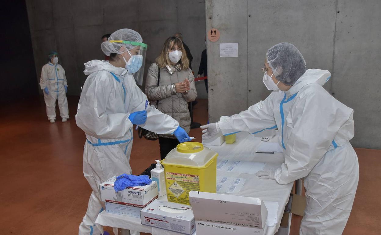 Imagen de archivo de sanitarios preparando las pruebas.