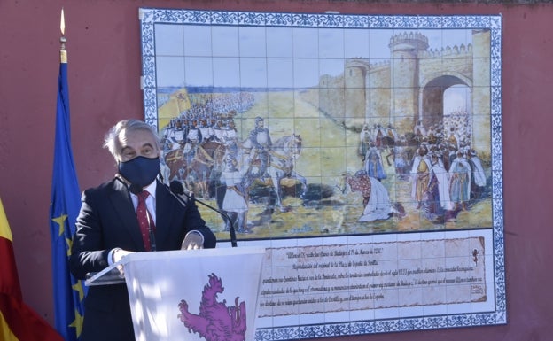 El alcalde inaugura el mosaico. 