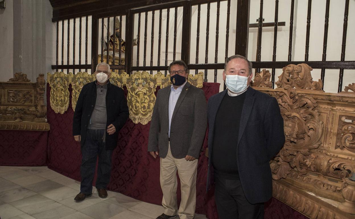 Manuel Ruiz, párroco de San Agustín, Vicente Carrasco, hermano mayor del Resucitado y el bordador Juan Manuel Expósito, esta mañana durante la presentación de los estrenos de la hermandad.