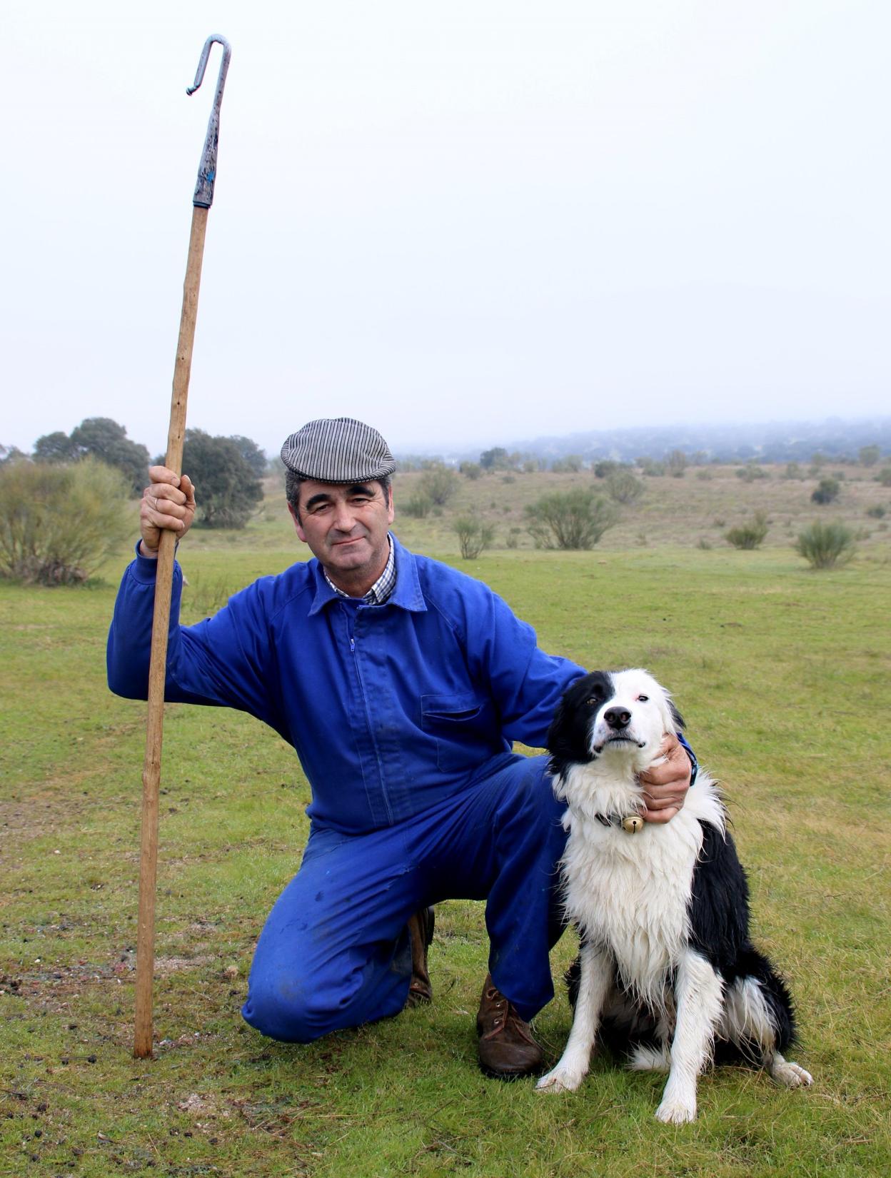 Alonso Bolaños junto a uno de sus perros carea. 