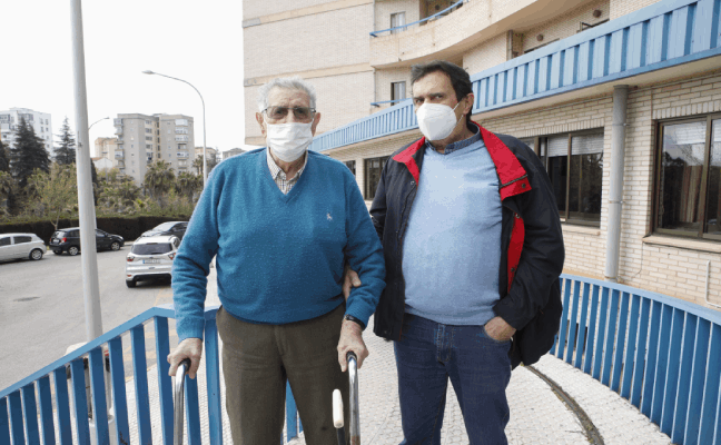 Manuel Jarones pasa su brazo por el hombro de su padre, Leandro, y al lado de su madre y su hija este viernes durante la visita; Vicente y Gregorio Reyes en la puerta de la residencia Cervantes de Cáceres, tras los 45 minutos que pudieron estar juntos.