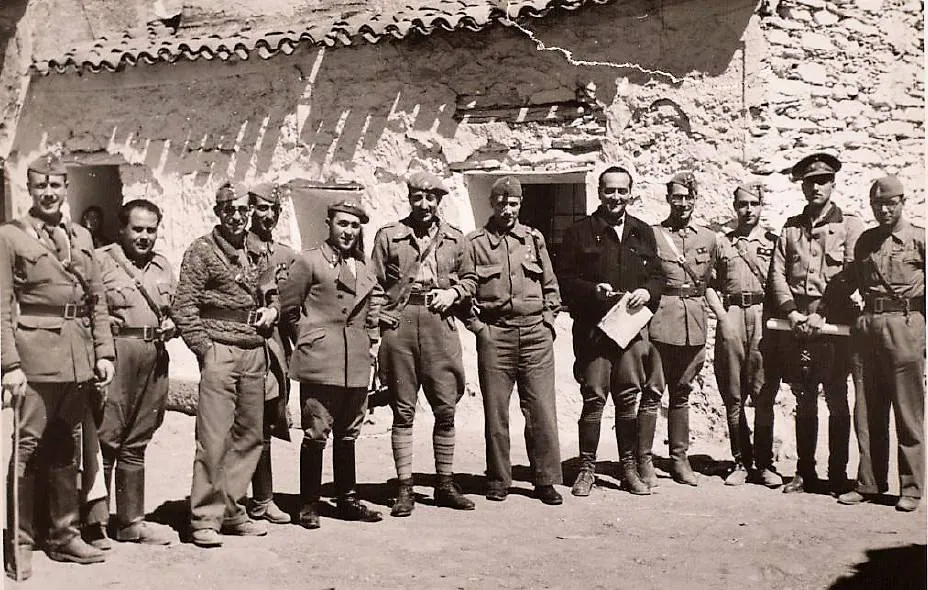 Cáceres, 11 de abril de 1938. Jefes de baterías motorizadas con el cura Aristeo del Rey. 