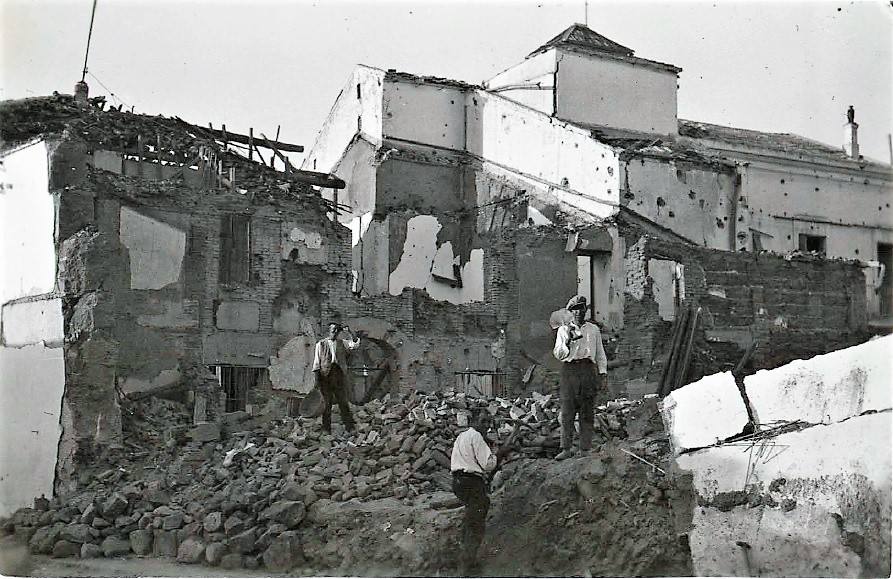 La calle Plumilla de Don Benito tras el bombardeo del 2 de junio de 1937. 