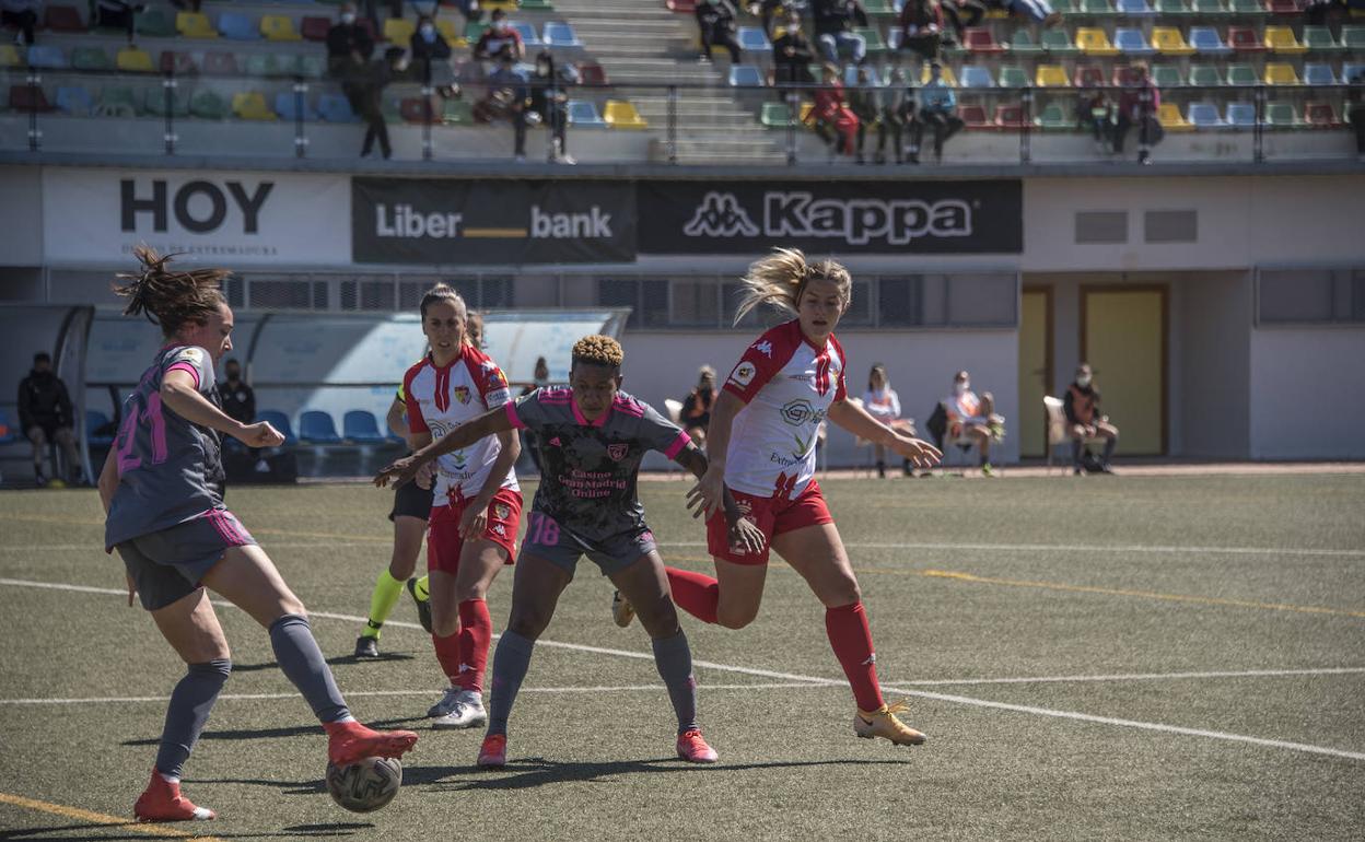 Estefa y Lordemann presionan la salida del Madrid ante Estela Hernández y Rita Chikwelu. 