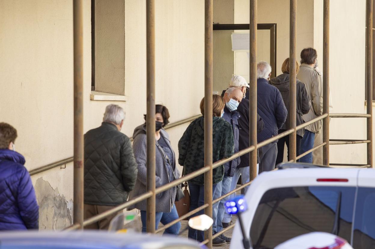 Colas en el Punto de Atención Continuada de Nuestra Señora de la Montaña durante el fin de semana. 