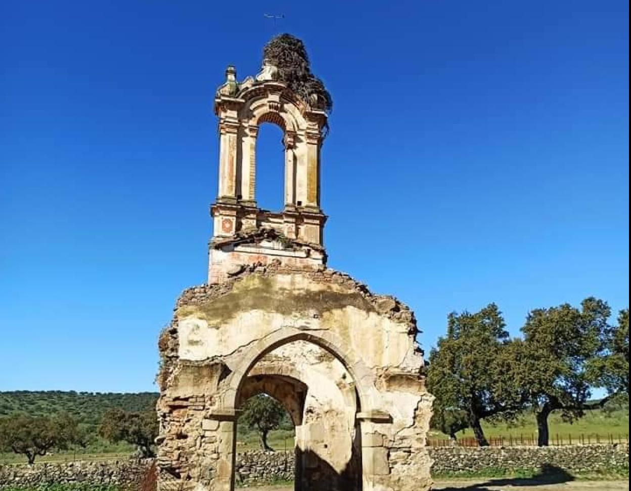 Esto es lo único que se mantiene en pie de la ermita de Santa María de Brovales, en el término de Jerez. 