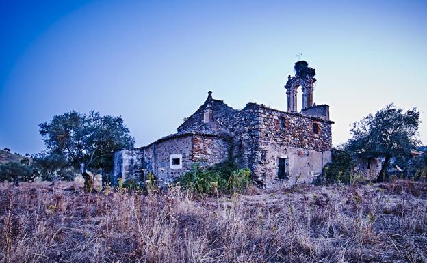 Ermita de Brovales antes de ser derribada parcialmente. 