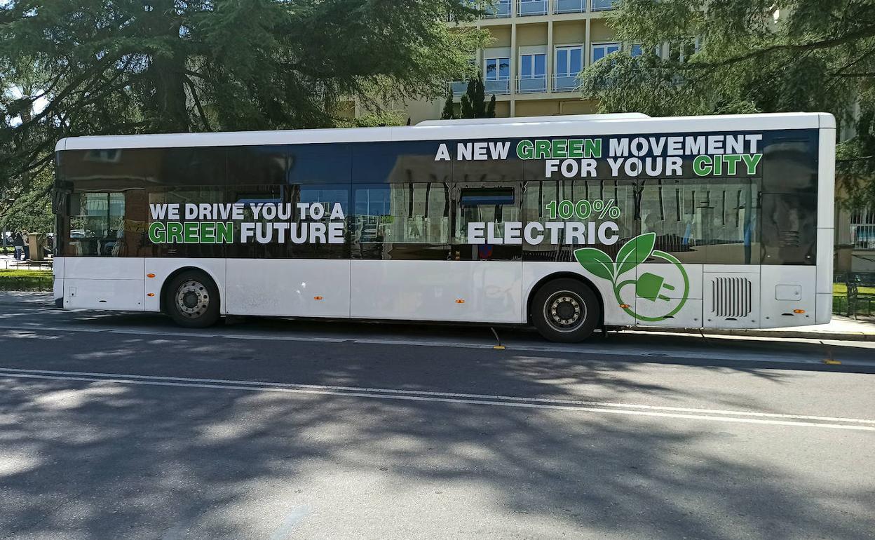 Bus eléctrico en pruebas por la ciudad. 