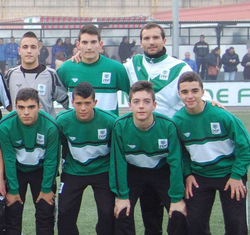 Pedro Porro, junto a Óscar de Paula y compañeros de la selección extremeña 