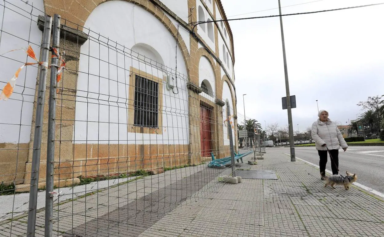 La plaza de toros de Cáceres, vallada desde hace meses y sin festejos desde 2018. 