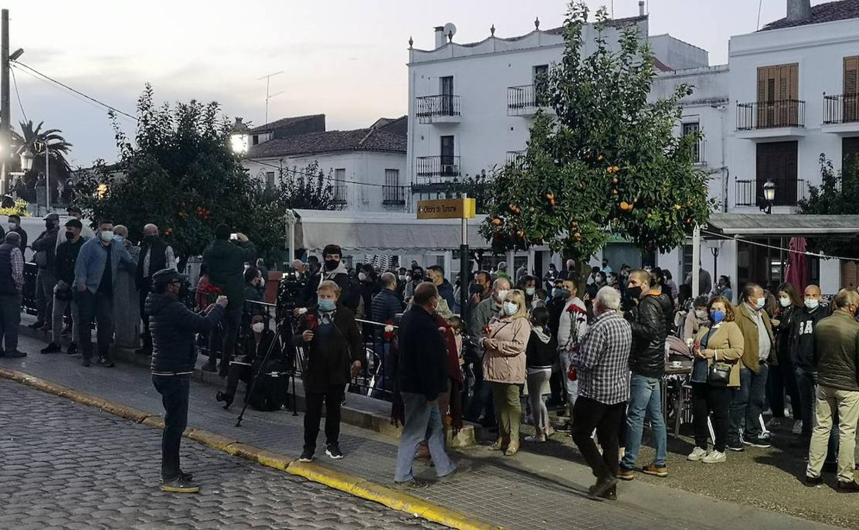 Concentración a las puertas del ayuntamiento de Alburquerque. 